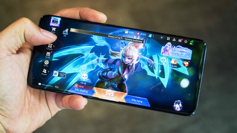 Điện thoại hiển thị giao diện game mượt mà.